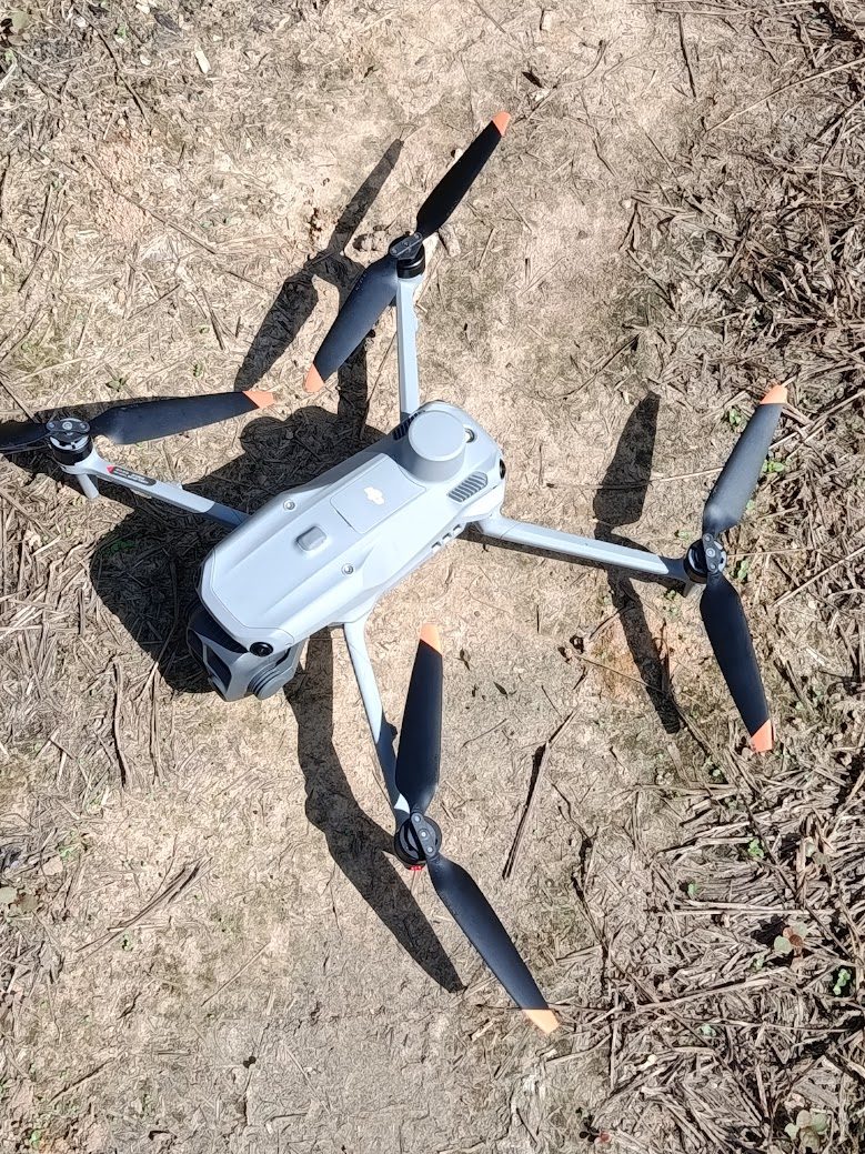 Drone DJI en punto de despegue sobre terreno