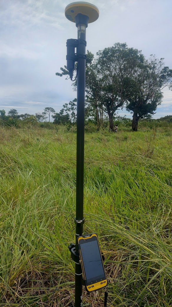Receptor GNSS con colector de datos en pastizal