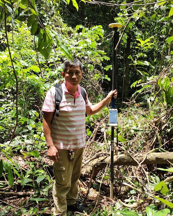 Ing. Yuri Caller con antena GNSS en bosque amazónico